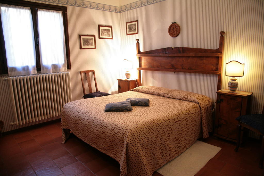 Malvarina Capodacqua  Bagian luar foto