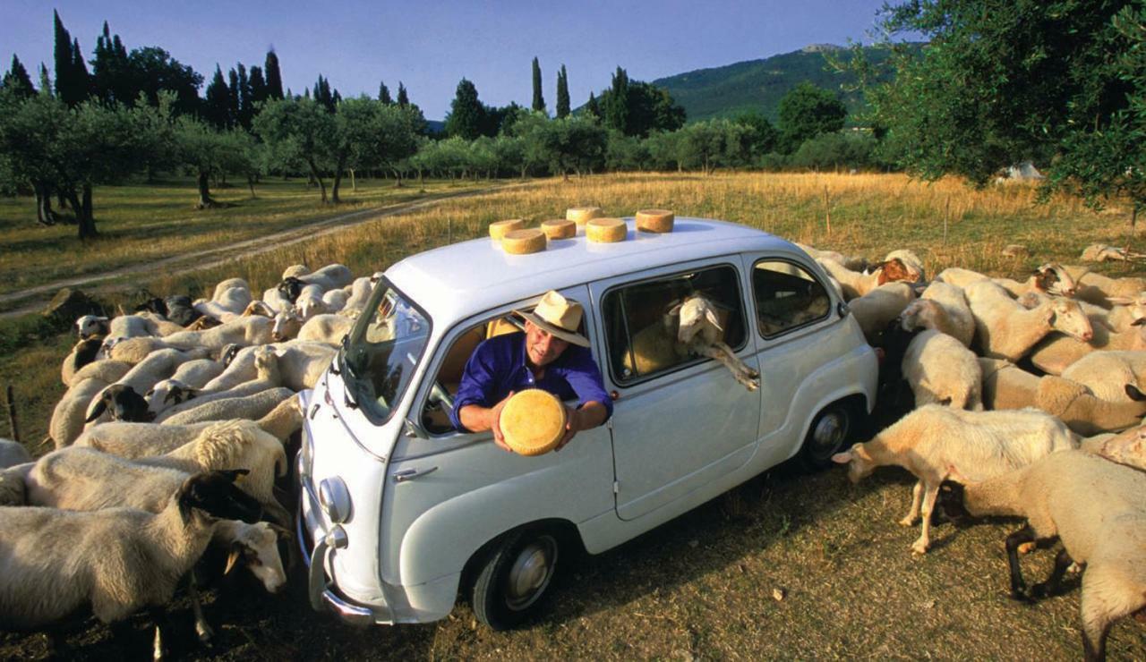 Malvarina Capodacqua  Bagian luar foto